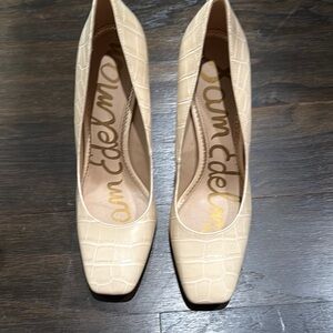 NWOT Sam Edelman heels cream crocodile design size 9